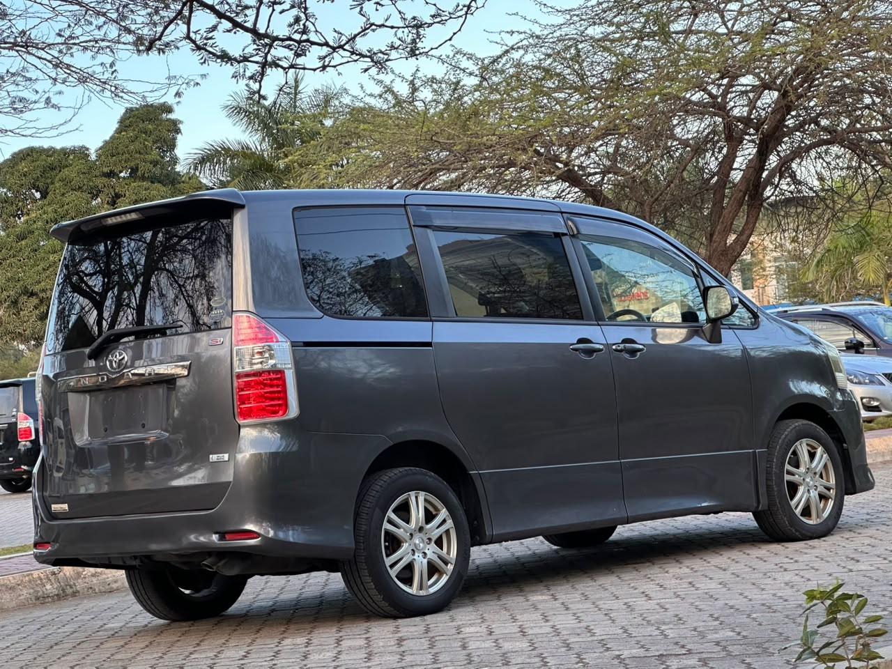 TOYOTA NOAH thumbnail 8